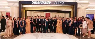  ?? CONTRIBUTE­D PHOTO ?? The SmarTrade team led by President and CEO Joyce Mayo, together with Jeff Hsu, ATFX CEO for Southeast Asia, and Jeffrey Siu, ATFX chief operating officer.