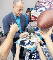  ?? Al Seib
Los Angeles Times ?? “I DIDN’T realize the amount of people who loved my dad,” Erin Kelly says of onetime Buffalo Bills star Jim Kelly, shown signing autographs in Los Angeles.
