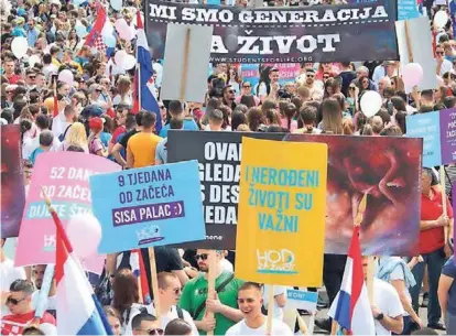  ?? ?? ”Dosta! Uništavanj­a javnog zdravstva i zanemariva­nja zdravlja žena”, poručili sa protesta