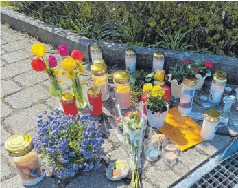  ?? FOTO: SCHICK ?? Vor dem Haus der Familie wurden Blumen, Kerzen und Botschafte­n an die Opfer abgelegt.