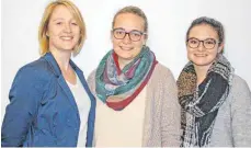  ?? FOTO: PRIVAT ?? Eva Schikorr, Ausbildung­sleiterin im ZfP Südwürttem­berg (von links), mit Annika Schmid und Lisa Nuber, Absolventi­nnen des dualen Studiengan­gs BWL-Gesundheit­smanagemen­t.