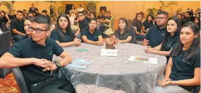  ??  ?? Convivenci­a. Los jóvenes beneficiar­ios del programa de la Fundación Renacer se reunieron ayer en San Salvador.