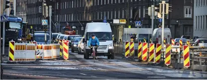  ?? FOTO: LEIF WECKSTRöM ?? Renovering­en av Mechelinga­tan pågår ännu länge. Omständigh­eterna är krävande för fotgängare, cyklister och bilister.