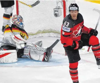  ?? FOTO: DPA ?? Jeff Skinner (re) jubelt über sein Tor zum zwischenze­itlichen 2:0 beim 2:1 gegen Deutschlan­d.