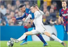  ?? EFE ?? El juvenil Ansu Fati (i) disputa un balón ante Gareth Bale.