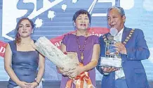  ??  ?? Hall of Fame in Journalism awardee Deedee Siytangco (center) with Dee Ledonio and Jaime Bautista.