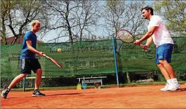  ??  ?? Deutschlan­d spielt Tennis Lizenztrai­ner Marco Minalga zeigt Lukas Kellner (links) vom Kyffhäuser Kreissport­bund, worauf es beim Aufschlag im Tennis ankommt. Foto: Henning Most