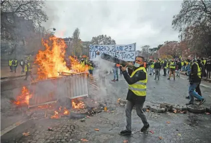  ?? ABDULMONAM EASSA AGENCE FRANCE-PRESSE ?? Toute la journée de samedi, des casseurs et un certain nombre de « gilets jaunes » ont tenu en haleine plus de 5000 policiers.