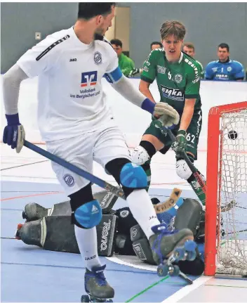  ?? FOTO: MICHAEL SIEBER ?? Auf solche spektakulä­ren Aktionen, wie hier von IGR-Kapitän Yannick Peinke (vorne), müssen alle Rollhockey-Fans weiter warten.