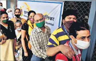  ?? SATISH BATE/HT PHOTO ?? People line up at Rajawadi Hospital for Covid-19 vaccinatio­n, on Wednesday.
