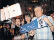  ??  ?? Los ‘selfies’ no faltaron en la celebració­n.