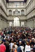  ??  ?? In coda Turisti alla Galleria degli Uffizi, a Firenze, dove il direttore è Eike Schmidt