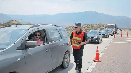  ?? DELFO RODRÍGUEZ ?? Documentos, por favor. La Policía hizo controles ayer en la Ruta 7, a la altura de Potrerillo­s.