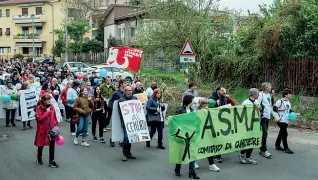  ??  ?? Per strada Una protesta a Ponte Crencano del comitato che si batte contro la lottizzazi­one all’area ex Bam in via Mameli