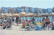  ?? FOTO: DPA ?? Mallorcas Strandurla­uber lassen sich nicht abschrecke­n.