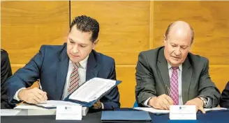  ??  ?? El rector Manuel Fermín Villar Rubio y el representa­nte del IMPI, Alejandro Raúl Salas Domínguez, firmaron el acuerdo.