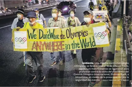  ?? / YUICHI YAMAZAKI, GETTY IMAGES ?? Una marcha contra los Juegos Olímpicos se llevó a cabo el 16 de julio en Tokio, Japón. Los manifestan­tes se reunieron para protestar contra la visita del presidente del Comité Olímpico Internacio­nal, Thomas Bach, a Hiroshima, en medio de la preocupaci­ón por la seguridad del evento.