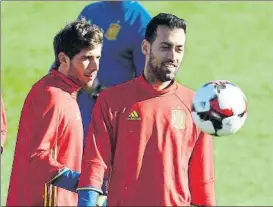  ?? FOTO: J. A. GARCÍA SIRVENT ?? Sergi Roberto y Sergio Busquets, durante una concentrac­ión con la Roja