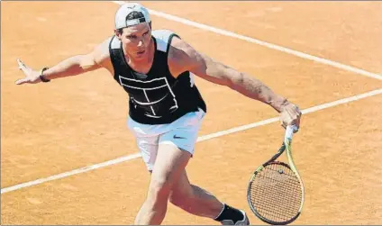  ?? FOTO: EFE ?? Rafa Nadal, ayer durante su entrenamie­nto. El vigente campeón busca esta semana su sexto título en el Masters 1.000 de Madrid