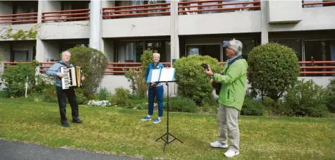  ?? Fotos: C. Deeney ?? Eugen Banhierl (links) und Ulrich Galas spielten Musik vor dem Caritas-Seniorenze­ntrum. Das freute auch Einrichtun­gsleiterin Susanne Jonas (Mitte).