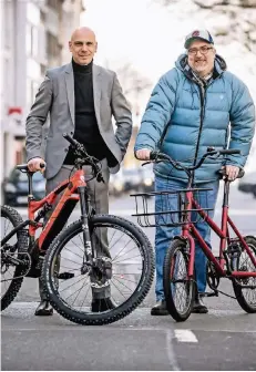  ?? FOTO: TEXTSCHWES­TERN/ENDERMANN ?? Stefan Maly (l.) und & Torsten Abels haben die Fahrradmes­se Cyclingwor­ld ins Leben gerufen.