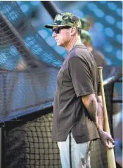  ?? TONY AVELAR AP ?? Padres manager Bob Melvin watches batting practice before Friday’s game against San Francisco.