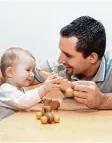  ?? Symbolfoto: ManEtli, Fotolia ?? Viele Väter in Bayern nehmen sich inzwi schen Zeit für die Kindererzi­ehung.