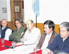  ?? AGENCIA CORONEL DORREGO ?? Ramiro Zarzoso (izq.), Gastón Nomdedeu, Raul Reyes, Juan Carlos Chalde y Fabian Zorzano, en el acto.