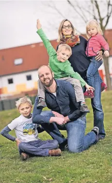  ?? FOTO: MARKUS VAN OFFERN ?? Redakteur Sebastian Peters mit seiner Frau Johanna und den Kindern Anton (9, l.), Josef (6) und Klara (3).