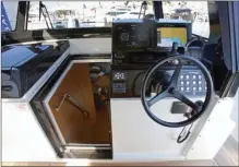  ??  ?? La console de pilotage en carbone présente une électroniq­ue en standard très complète. Le pilote est protégé par le pare-brise, tout en restant en contact avec l‘extérieur.