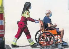  ??  ?? Un paciente llega en silla de ruedas para ser atendido.