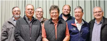  ??  ?? Die nageslag van ’n paar van Koup Produsente se eerste direksiele­de boer nog in die distrik. Hulle is, van links, mnre. Jan du Toit van Volstruisf­ontein (sy oupa, mnr. Kosie Theron, was in die eerste direksie), Francois Conradie van Saaiplaas (oupa, Frank Conradie), Christof Cloete van Rietvlei (sy vrou, Corinne, se oupa Jacobus Basson), Ockie Conradie van Saaiplaas (oupa, Frank Conradie), PF Theron van Dwars-in-die-Weg (sy pa, Wilhelm — heel regs — is tans in die direksie en sy oupa PF Theron, was die eerste voorsitter) en Douglas Calldo van Aasvoëlbos (pa, Tom Calldo).