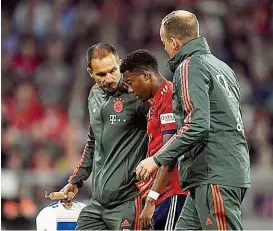  ??  ?? Bei der 0: 3- Heimklatsc­he gegen Mönchengla­dbach hatte David Alaba nach 55 Minuten verletzt das Feld verlassen.