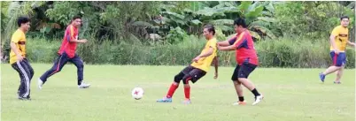  ??  ?? SURIANSYAH (tengah) yang juga Penyelia Sukan PPD Sandakan cuba melepasi pemain MGB Sandakan.