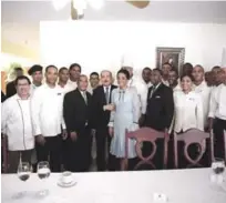  ??  ?? Tras el tedeum. El presidente Danilo Medina, posó con el personal que preparó el almuerzo en la residencia del obispo de Higüey.