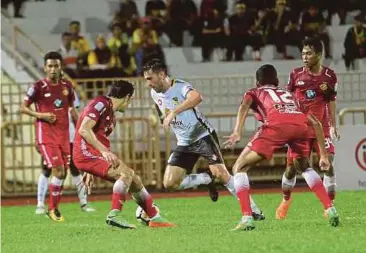  ??  ?? PEMAIN Negeri Sembilan, Angel Aldeguer Guirado (tengah) bersaing dengan pemain Kelantan pada perlawanan Liga Super, Sabtu lalu.