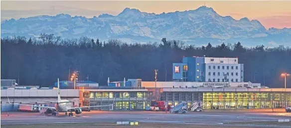  ?? FOTO: FLUGHAFEN ?? Terminal des Bodensee-Airports vor dem Panorama des Säntis-Massivs: Die Vereinsgrü­ndung soll ein Signal sein, dass die Wirtschaft hinter dem Flughafen Friedrichs­hafen steht.