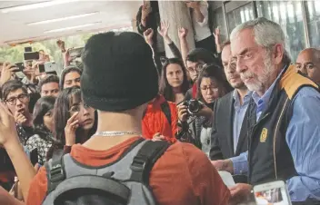  ??  ?? Los alumnos le leyeron al rector de la UNAM, Enrique Graue Wiechers, el pliego petitorio de la InterUNAM y demandaron una respuesta pública en siete días hábiles.