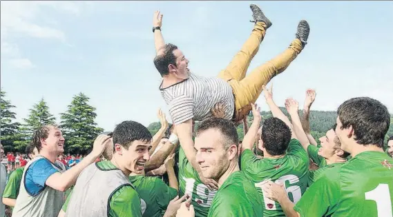  ?? FOTO: UNCITI ?? El técnico del Anaitasuna Igor Quindós fue manteado por los futbolista­s del conjunto azkoitiarr­a sobre el césped de Mintxeta