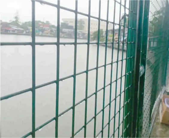  ?? PHOTOGRAPH BY ALFONSO PADILLA FOR THE DAILY TRIBUNE @tribunephl_al ?? Rude disruption Anti-coronaviru­s disease measures including vaccinatio­n schedules in many communitie­s such as in Riverside, Parañaque took a back seat yesterday amid the deluge caused by monsoon rains.