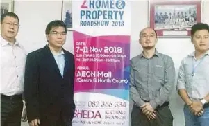  ?? [ FOTO SANDRA ALBERTZ / BH ] ?? Kiu Sung (dua dari kiri) menunjukka­n poster acara HPR2018 di Kuching.