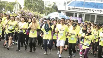  ??  ?? The third edition of the annual Cat Run gathers over 1,000 participan­ts.