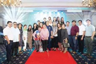  ??  ?? PNP Chief Archie Gamboa celebrates with his Rotary family in Davao and credits his wife, Twinkle, Past President of Rotary Club of Downtown Davao, for making him a Rotarian