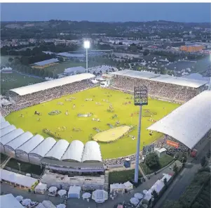  ??  ?? Das Hauptstadi­on beim CHIO in Aachen bietet Platz für 40.000 Besucher.