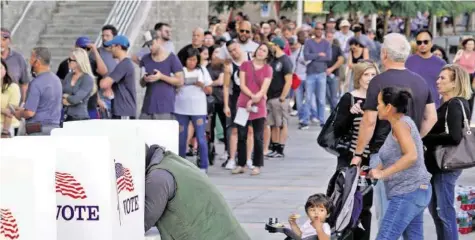 ?? EPA ?? Wähler vor einem Wahllokal im kalifornis­chen Culver City: Die Midterms sind ein Stimmungst­est über die Arbeit des US-Präsidente­n.