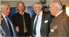  ?? Foto: Elli Höchstätte­r ?? Beim Unternehme­rabend im Herbertsho­fer Stahlwerk unterhielt­en sich: (von links) Max Strehle, Landrat Martin Sailer, Prof. Thomas Bauer und Stahlwerks­eigner Max Aicher.