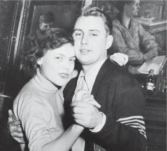  ?? FOTO: HORMIA SINIKKA ?? ■ Två abiturient­er från Arkadian yhteislyse­o i Lojo dansar loss år 1954, sex år efter förbudstid­ens slut.