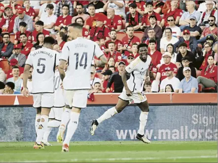  ?? FOTO: AP/LA PRESSE ?? Tchouaméni celebra el gol del triunfo contra el Mallorca. El Madrid llegará al Clásico con 8 puntos de ventaja