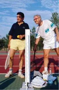  ??  ?? Shorts. Claude Allègre et Lionel Jospin, en 1990.