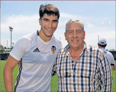  ??  ?? EN PATERNA. Carlos Soler y Pep Claramunt, ayer en Paterna, pasado y futuro del Valencia.